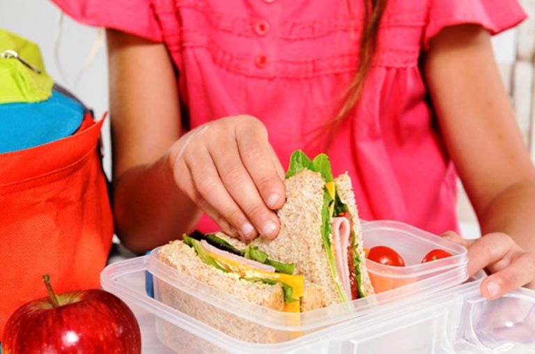 Σχολικά γεύματα: Πότε αρχίζει η παροχή τους και σε πόσους δήμους και μαθητές