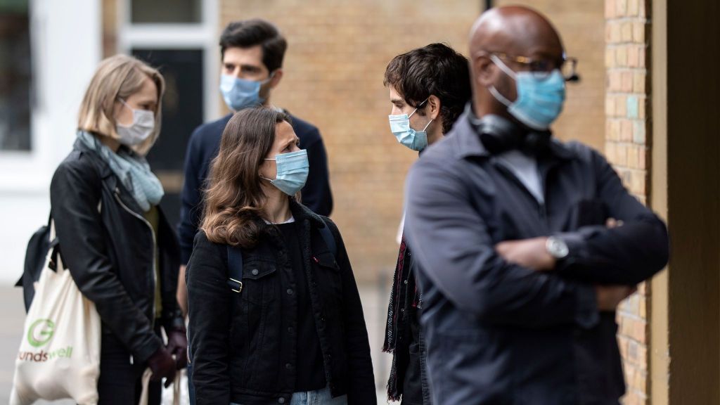 Βρετανία: Οι γιατροί επιστράτευσαν τα… γαλλικά για να πείσουν τους συνωμοσιόπληκτους