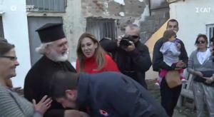 «Φάουλ» Χαρδαλιά: Μετά το «καρφί» στον Κουμουτσάκο για την Θεία Κοινωνία… φίλησε το χέρι παπά