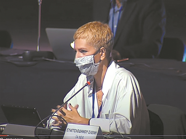 Με μάσκες, αντισηπτικά και… αμηχανία