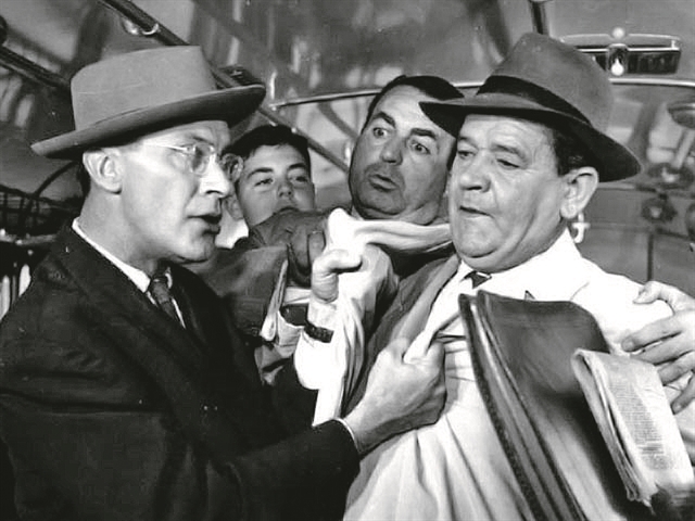 «Παπαφλέσσας» στα σχολεία