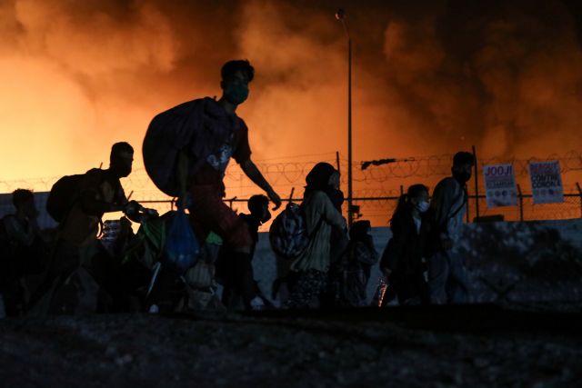 Κόλαση φωτιάς και κοροναϊού στη Λέσβο: Στις φλόγες το ΚΥΤ της Μόριας – Χιλιάδες πρόσφυγες στους δρόμους