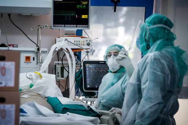 Κοροναϊός: Γεμίζουν οι Εντατικές – Τετραπλασιάστηκαν οι εισαγωγές στα νοσοκομεία