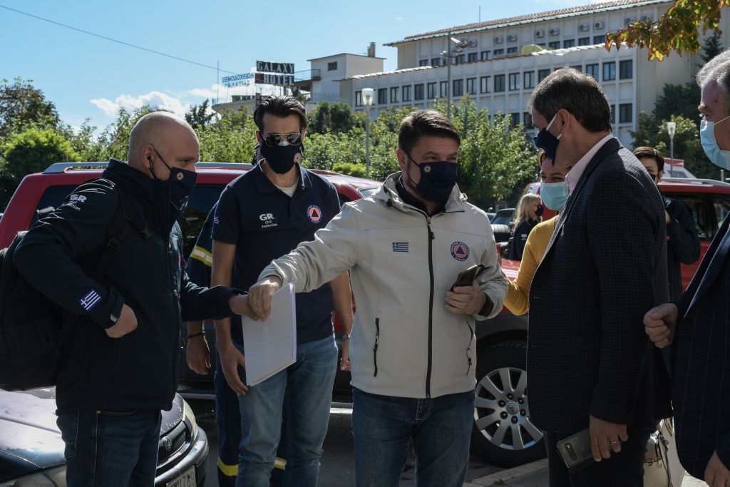 Οργισμένος ο Χαρδαλιάς στην Κοζάνη: Έδωσε… ονομαστικά καφέ και μπαρ