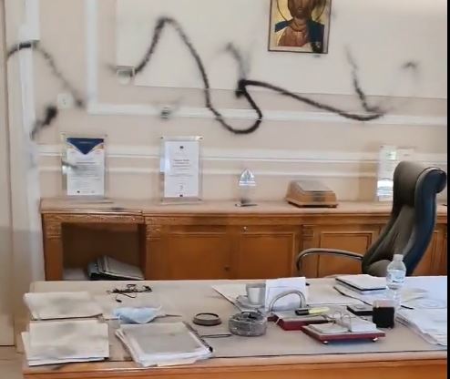 ΟΠΑ : Επίθεση αγνώστων στο γραφείο του πρύτανη – Τον απείλησαν και τον άρπαξαν από τον λαιμό