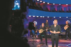 Ξανά «Στο σπίτι» με Γιάννη Πλούταρχο