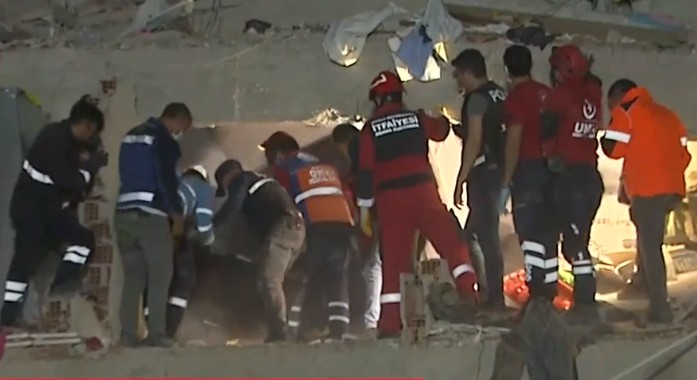 Σεισμός : Το MEGA στη Σμύρνη – Μάχη με το χρόνο στα χαλάσματα | tanea.gr