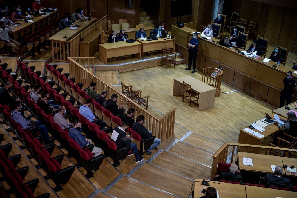 Μάχη για τις αναστολές: Ρεσιτάλ φαιδρότητας για να γλυτώσουν τη φυλακή οι χρυσαυγίτες