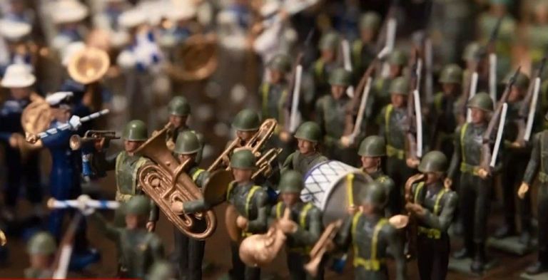 Ξάνθη: Μια διαφορετική βιτρίνα με μολυβένια στρατιωτάκια για τον εορτασμό της 28ης Οκτωβρίου | tanea.gr