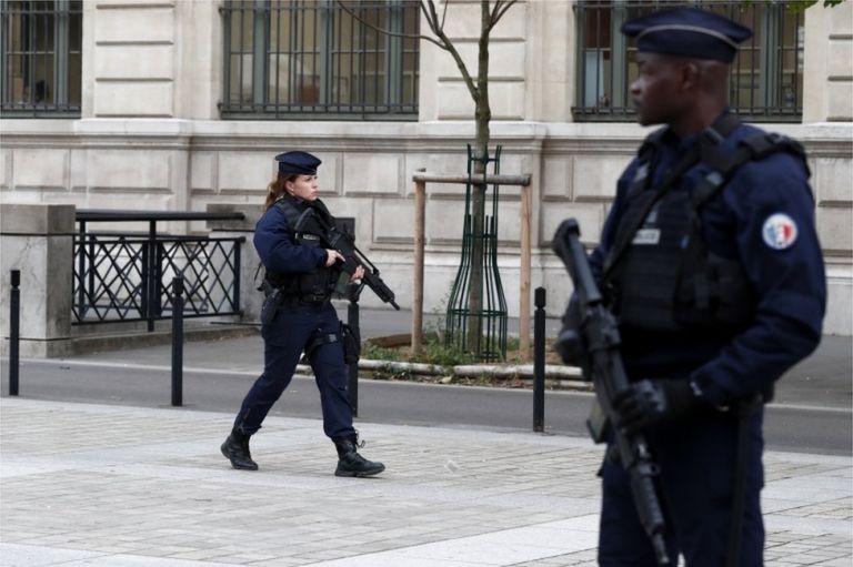 Φρίκη στο Παρίσι: Τζιχαντιστής αποκεφάλισε άνδρα φωνάζοντας «ο Αλλάχ είναι μεγάλος» | tanea.gr