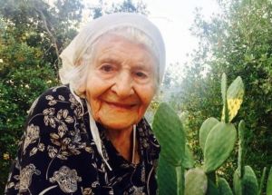 Κοροναϊός : Αιωνόβια γιαγιά νίκησε τη νόσο – Τι λέει ο Μόσιαλος για το πείσμα της