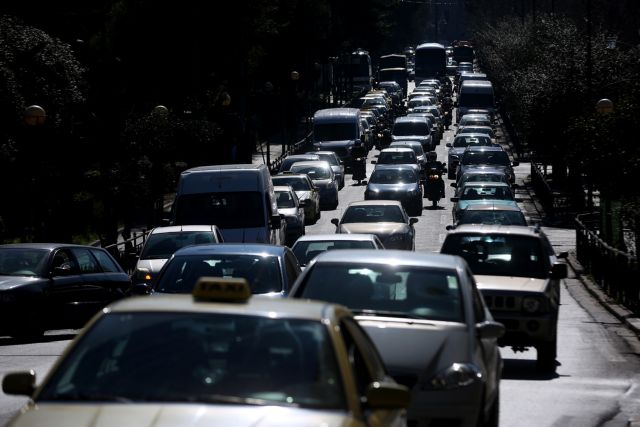 Κυκλοφοριακό πρόβλημα στη Λ. Μεσογείων λόγω καραμπόλας | tanea.gr