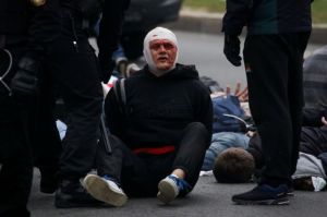 Λευκορωσία: Βίαιες συλλήψεις, κρότου – λάμψης και νερό σε διαδηλωτές