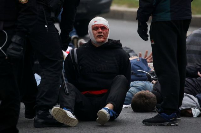 Λευκορωσία: Βίαιες συλλήψεις, κρότου – λάμψης και νερό σε διαδηλωτές