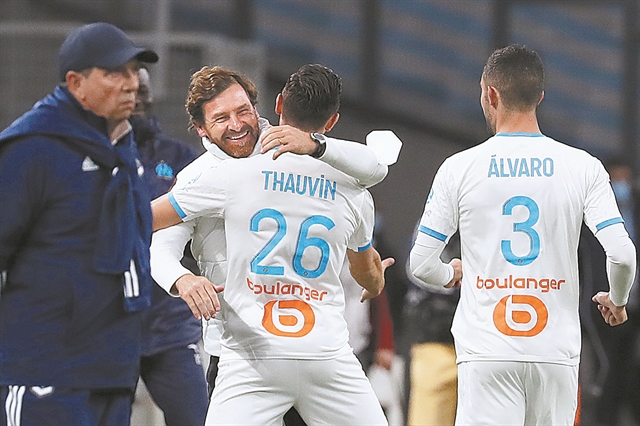 Θέλει να τον πιάσει στον ύπνο