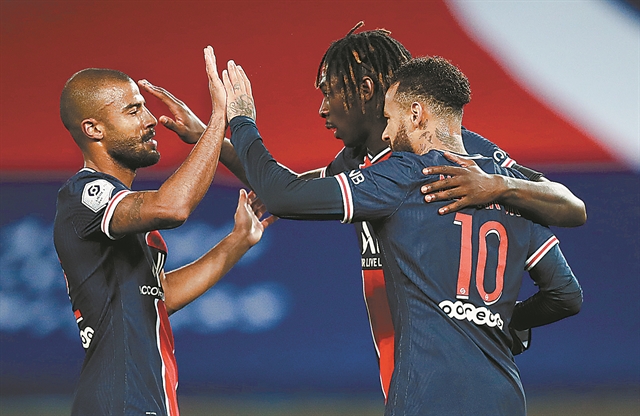 Στη σκιά της πολιτικής