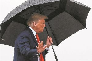 Ο Τραμπ στο εδώλιο, οι ΗΠΑ σε αναταραχή