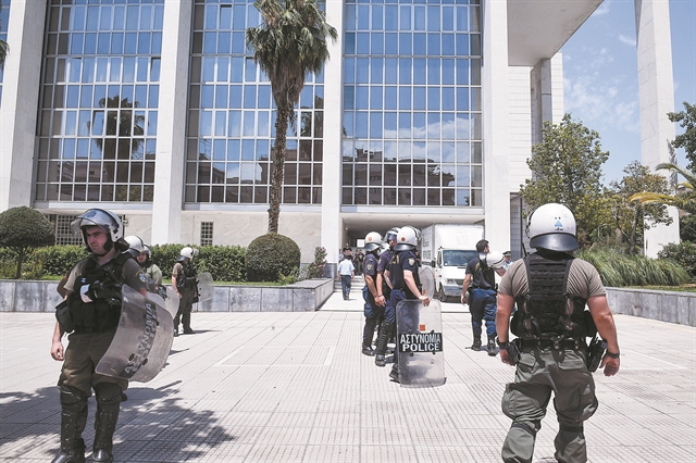 Κλοιός από την ΕΛ.ΑΣ. σε 60 κατηγορούμενους