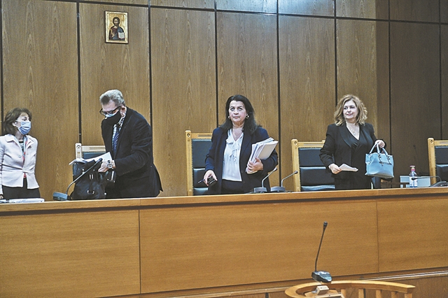 Πρόταση μομφής μέσα σε χαμόγελα