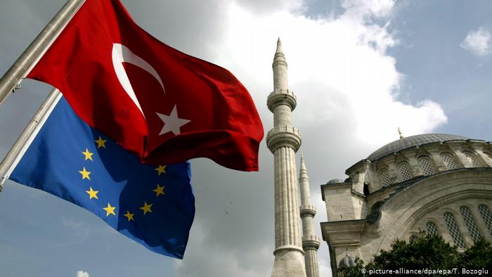 DW: Αιχμές Κομισιόν για την τουρκική προκλητικότητα