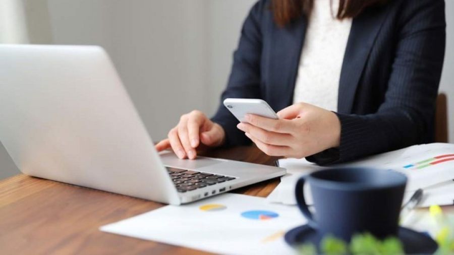 Παρατείνεται η υποχρεωτική τηλεργασία και το κλιμακωτό ωράριο