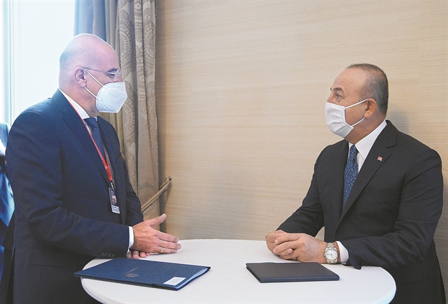 Συζήτηση Δένδια – Τσαβούσογλου πίσω από τις μάσκες