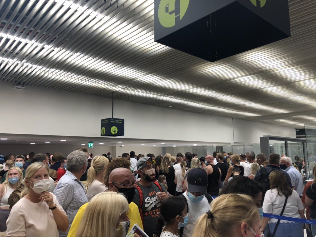 Ρόδος: Απίστευτες εικόνες συνωστισμού το Σάββατο στο αεροδρόμιο