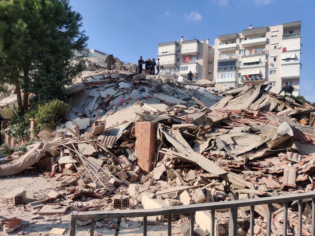 Το μήνυμα Ερντογάν μετά το καταστροφικό χτύπημα του Εγκέλαδου στη Σμύρνη