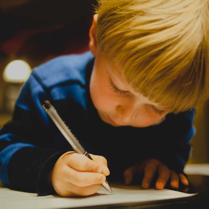 Το γράψιμο με το χέρι (και όχι με το πληκτρολόγιο) κάνει τα παιδιά εξυπνότερα | tanea.gr