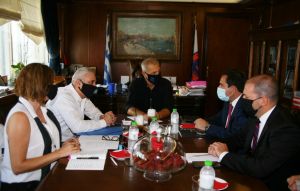 Πειραιάς: Συνάντηση Μώραλη-Μηταράκη με φόντο το προσφυγικό