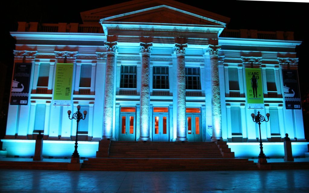 Δήμος Πειραιά: Στα μπλε φωταγωγήθηκε το Δημοτικό Θέατρο για τη δυσλεξία