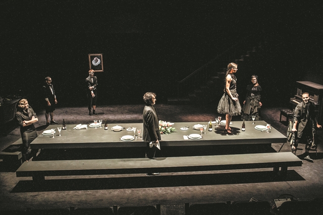 «Ο ιός είναι ένα B-movie που έγινε πραγματικότητα»