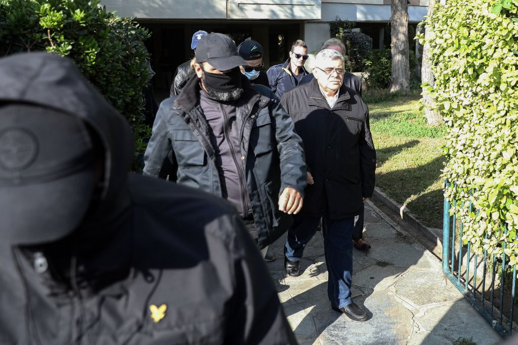 Χρυσή Αυγή : Καταγγέλλουν επίθεση ναζιστών σε φωτορεπόρτερ έξω από το σπίτι του Μιχαλολιάκου