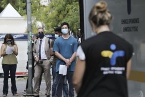 Κοροναϊός: Στο κόκκινο και πάλι η Αττική με σχεδόν τα μισά κρούσματα της χώρας