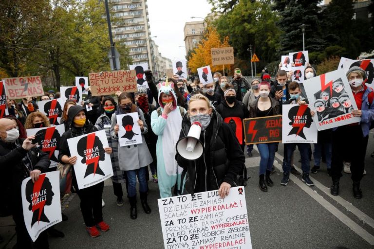 Πολωνία : Συνεχίζονται οι διαδηλώσεις για το νομοσχέδιο για τις αμβλώσεις | tanea.gr