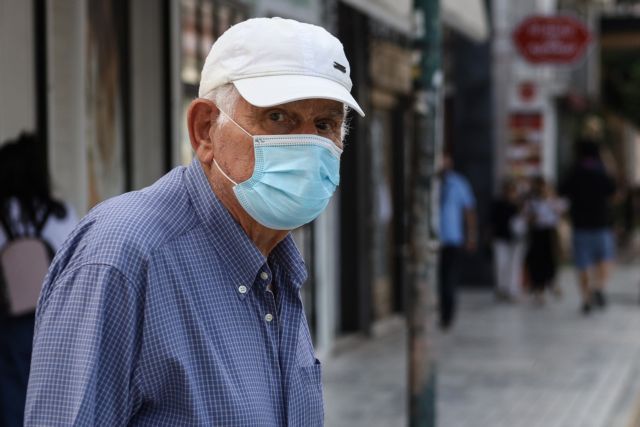 Δεδομένη η μάσκα παντού καθώς αυξάνονται κρούσματα και θάνατοι