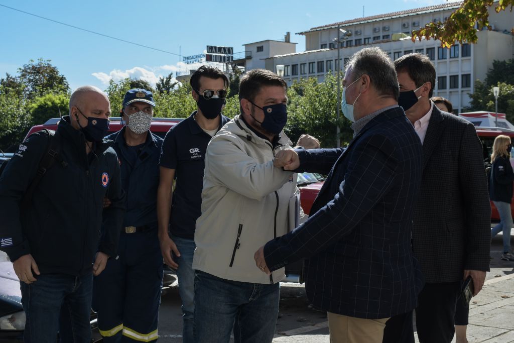 Κοζάνη: Τι λέει ο παραγωγός της λαϊκής που «τα άκουσε» από τον Χαρδαλιά για τη μάσκα