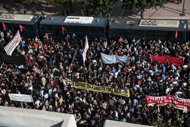 Δίκη Χρυσής Αυγής : Πανηγυρισμοί και χειροκροτήματα από τους συγκεντρωμένους μετά την απόφαση