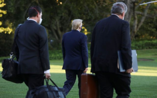 Στο νοσοκομείο ο Τραμπ – Ανησυχία στις ΗΠΑ και στον κόσμο