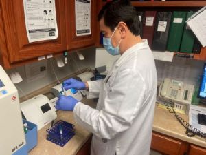 Κοροναϊός : Έλληνας ο επικεφαλής των ερευνητών που ανακάλυψαν το τεστ που δείχνει πόσο βαριά θα νοσήσει κάποιος