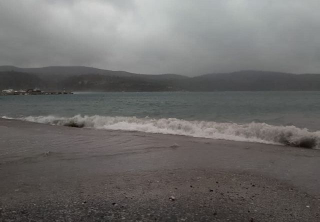 Καιρός : Βαρομετρικό χαμηλό στην Αν. Μεσόγειο φέρνει πτώση της θερμοκρασίας και βροχές | tanea.gr
