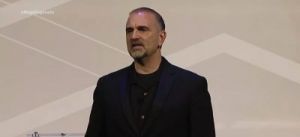 Αυτός είναι ο Έλληνας που προσπαθεί να θεραπεύσει τον Τραμπ