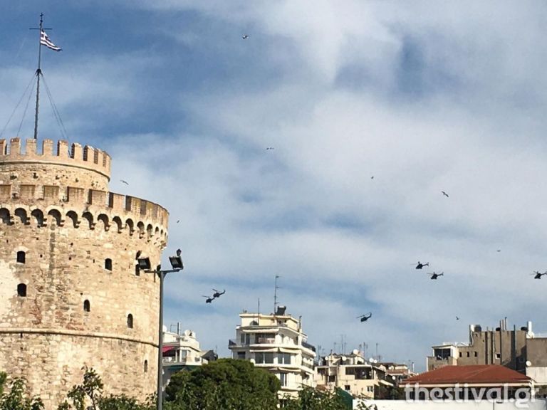 28η Οκτωβρίου : Ελικόπτερα και F-16 πέταξαν πάνω από τη Θεσσαλονίκη | tanea.gr