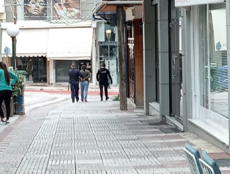 Αγρίνιο : Άνδρας μαχαίρωσε δύο γυναίκες στο κέντρο της πόλης | tanea.gr
