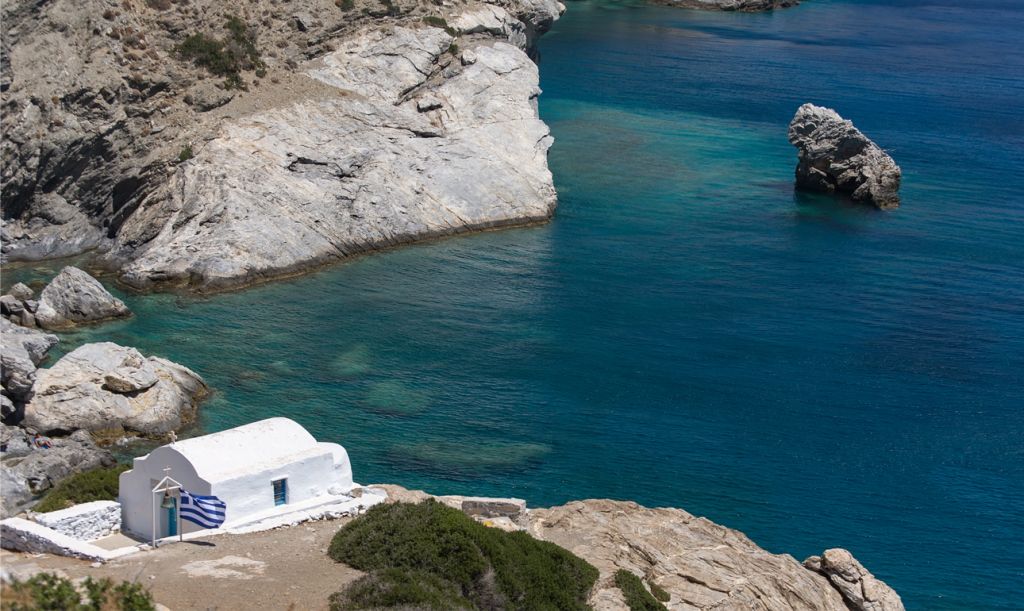 O Φρεντ Φουζέα εμπνέεται από το απέραντο γαλάζιο της Αμοργού