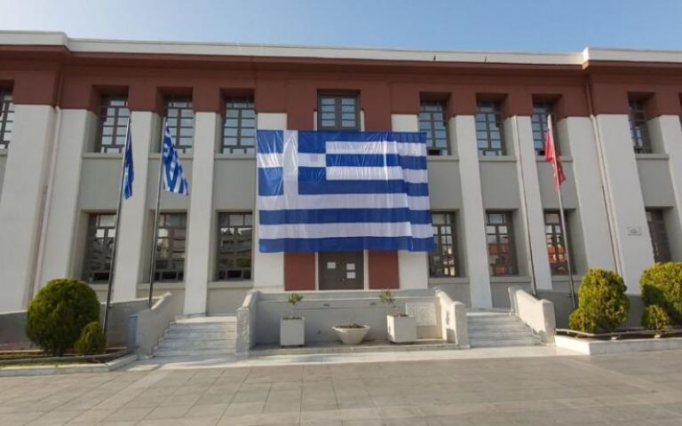 28η Οκτωβρίου :  Υπερμεγέθης σημαία στο δημαρχείο Καλαμαριάς | tanea.gr