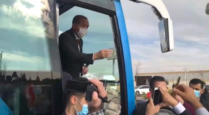 Τουρκία: Ανεργος διαμαρτυρήθηκε ότι δεν έχει να φάει και ο Ερντογάν του έδωσε… τσάι