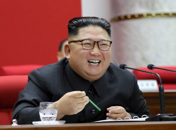 Κιμ Γιονγκ Ουν : Επέβαλε στους λιμοκτονούντες Βορειοκορεάτες φόρο… «πίστης στο καθεστώς»