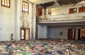 Βαρώσια : Τα ρούχα των κατοίκων στο Λύκειο Ελληνίδων παραμένουν μάρτυρας της τουρκικής εισβολής