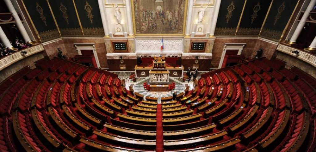 Γαλλία: Θερμή υποδοχή σε βουλευτή που πέρασε έναν μήνα σε κώμα λόγω κοροναϊου